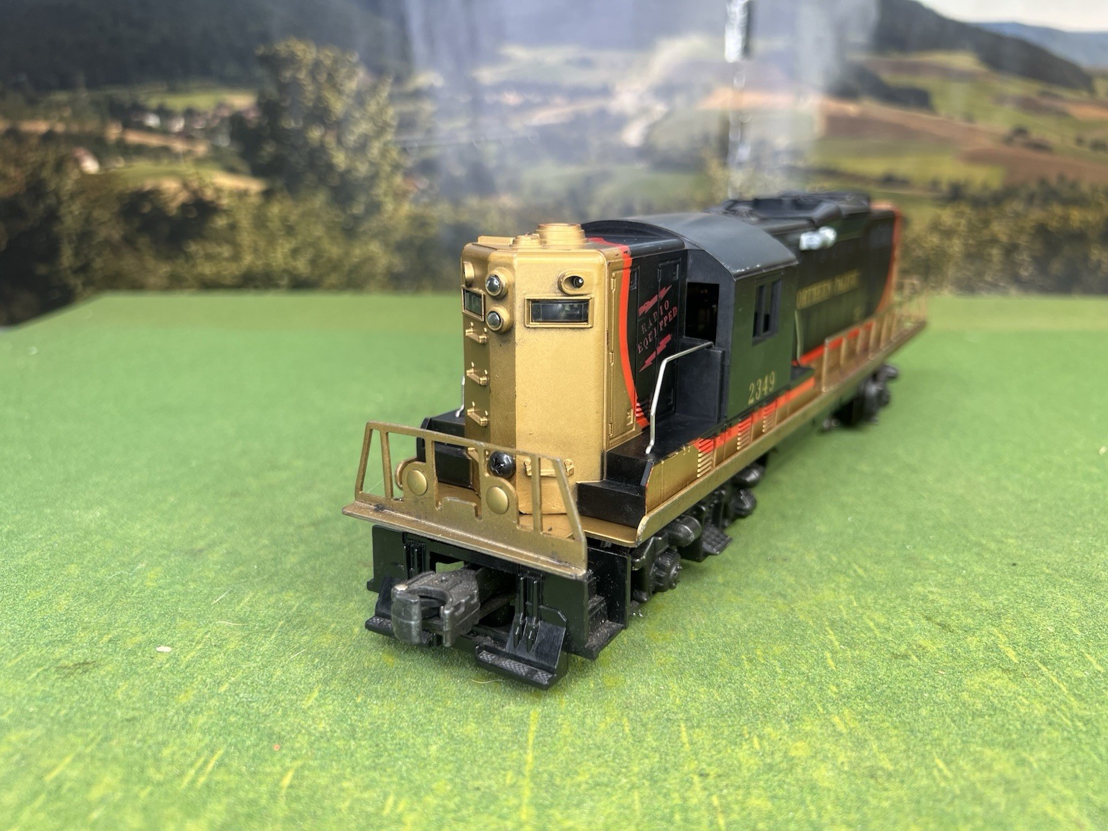 ORIGINAL LIONEL POST WAR 2349 N.P. GP-9 DIESEL 1958 NORTHERN PACIFIC VERY NICE!!
