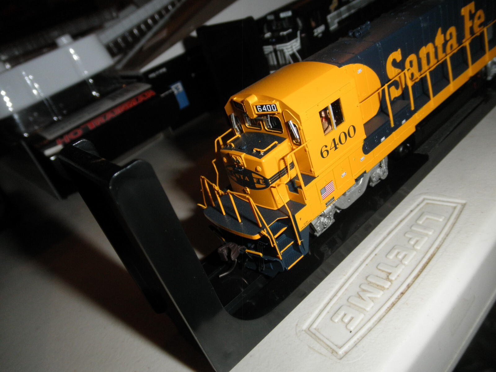 Sante Fe – yellow & Blue B23-7 W/ DCC & Sound