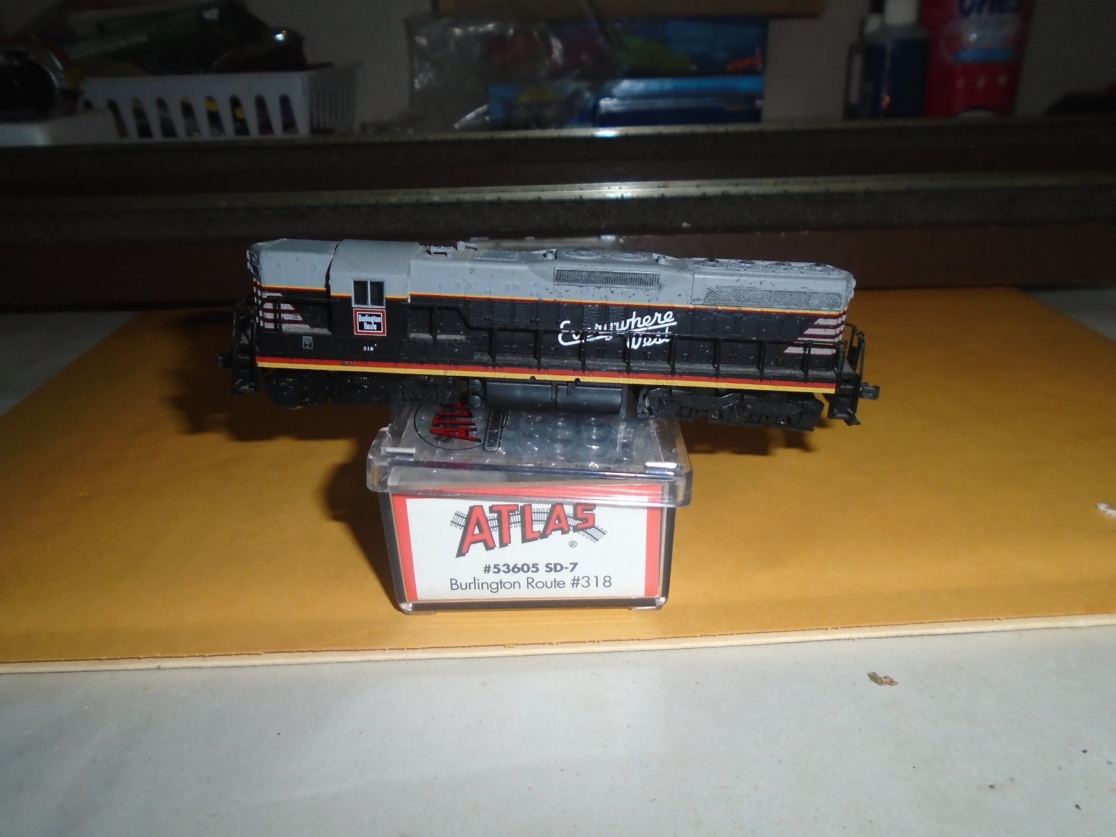 ATLAS #53605 EMD SD-7 DIEEL LOCOMOTIVE – BURLINGTON ROUTE #318 (DCC ADDED) N