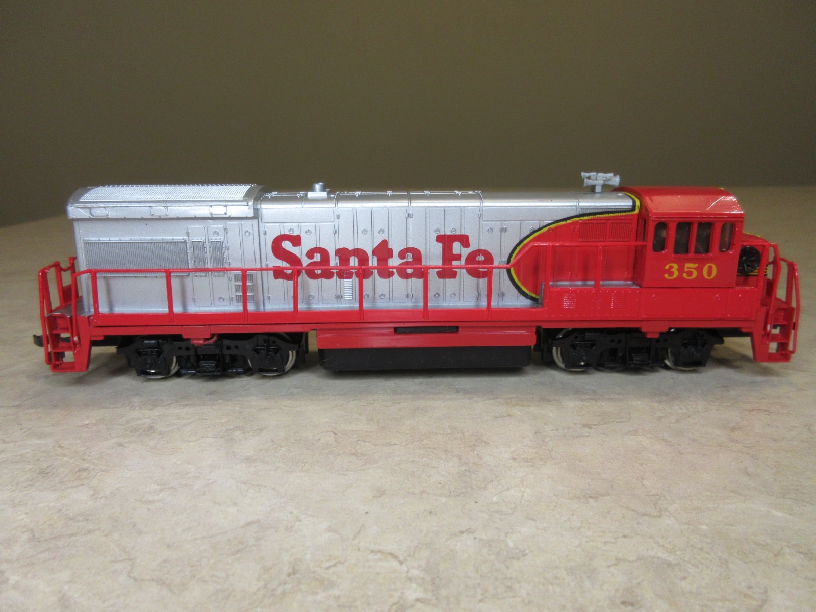Bachmann GE U36B Diesel Locomotive. Santa Fe #350. Nice Shell! Watch The Video!