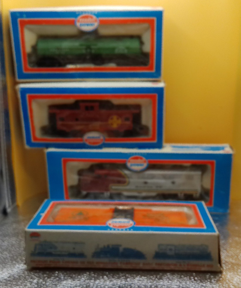 Model Power HO train Santa Fe locomotive 6730 tank car 8032 9123 box 8003 lot 4