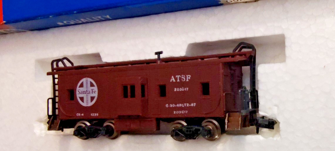 N Scale Con Cor Santa Fe ATSF Bay Window Caboose no 203617