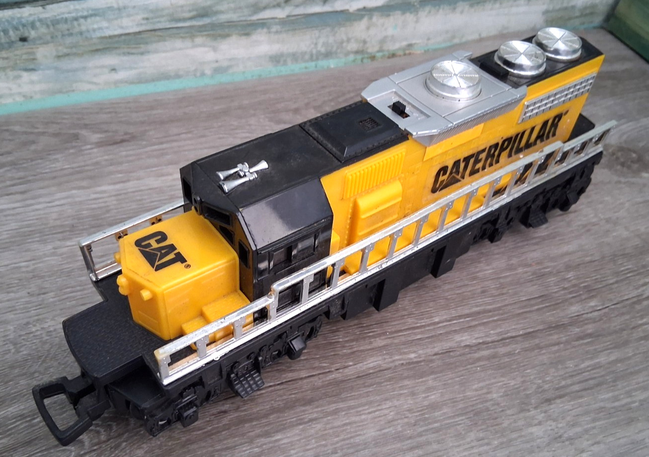 Toy State O Gauge Battery Operated Caterpillar Diesel Locomotive Engine-Working!