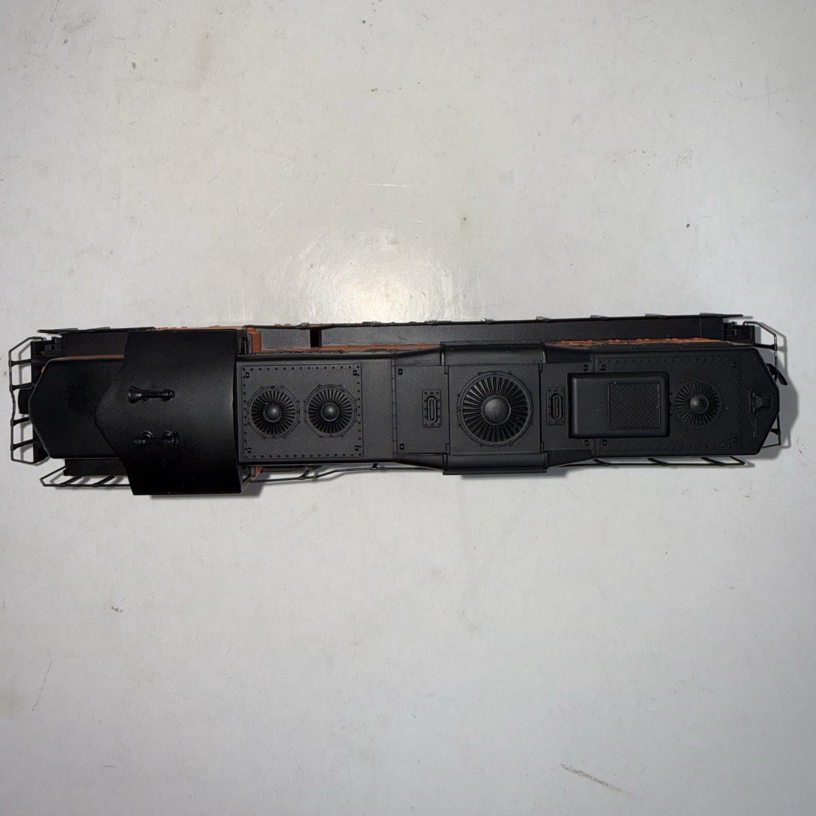 1996 HO Scale Walthers Train line GP9M Milwaukee Road locomotive 974 freight car