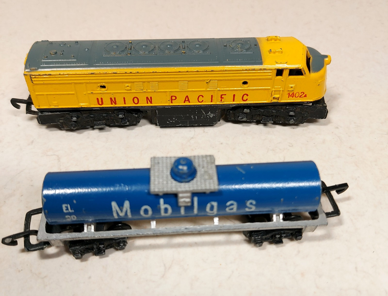 Vtg Lone Star N Scale UP Locomotive Train & Cars Houses Trucks Station England