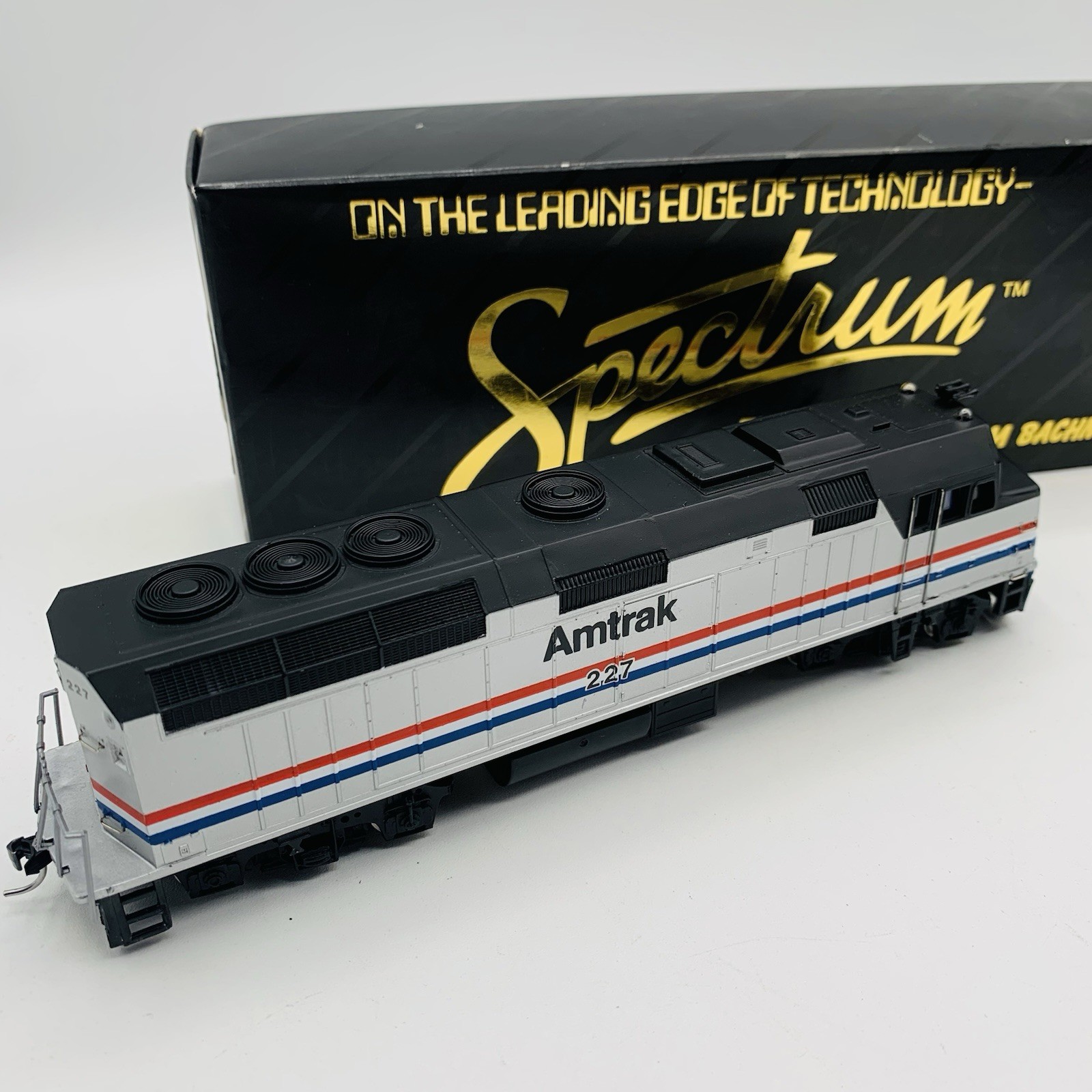 Spectrum 87013 HO Amtrak Phase III EMD F40PH Diesel Locomotive 231 LN/Box Runs