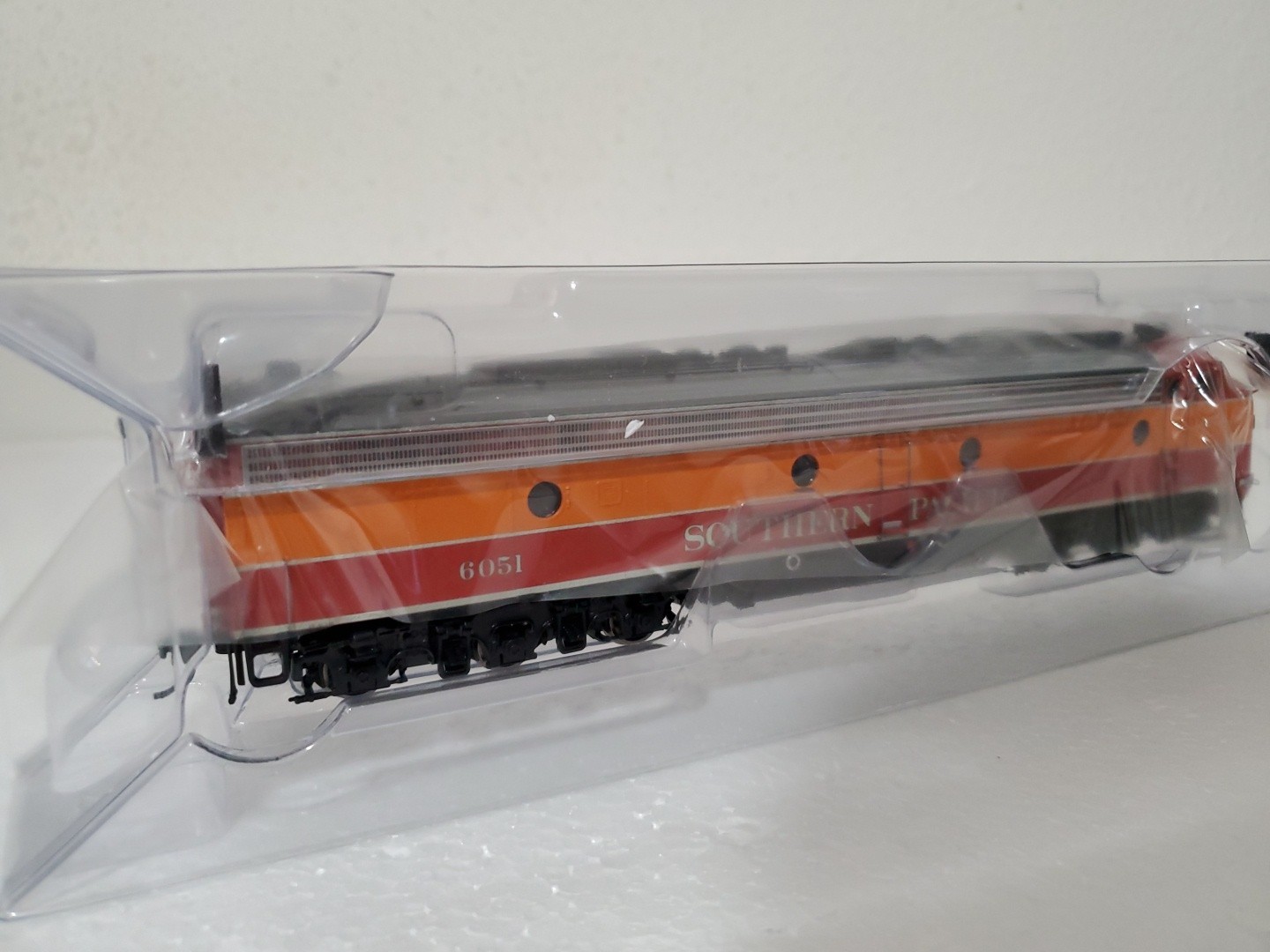 HO WALTHERS PROTO 920-48752 EMD E9A SOUTHERN PACIFIC SP # 6051 DCC READY