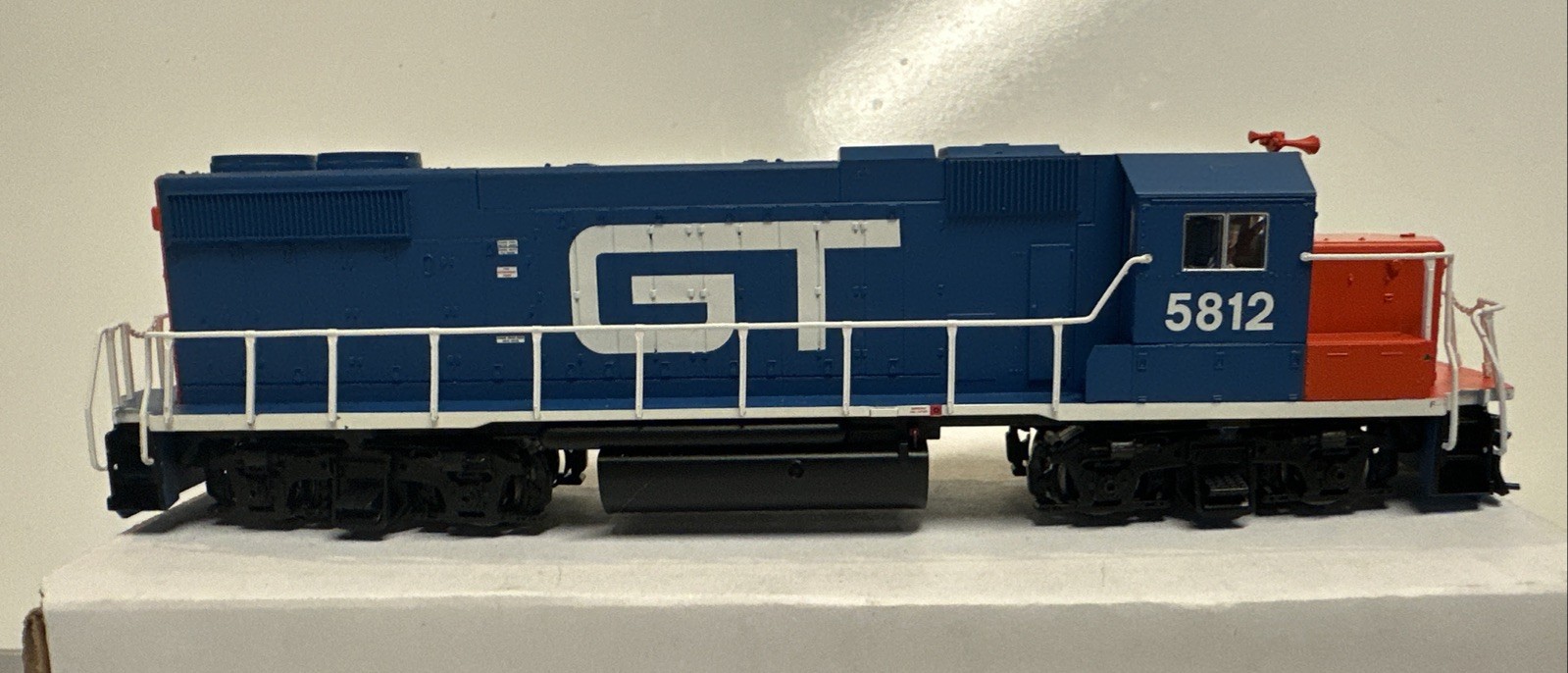 Atlas HO Scale GT Grand Trunk Western GP38-2 Diesel Locomotive Engine #5812