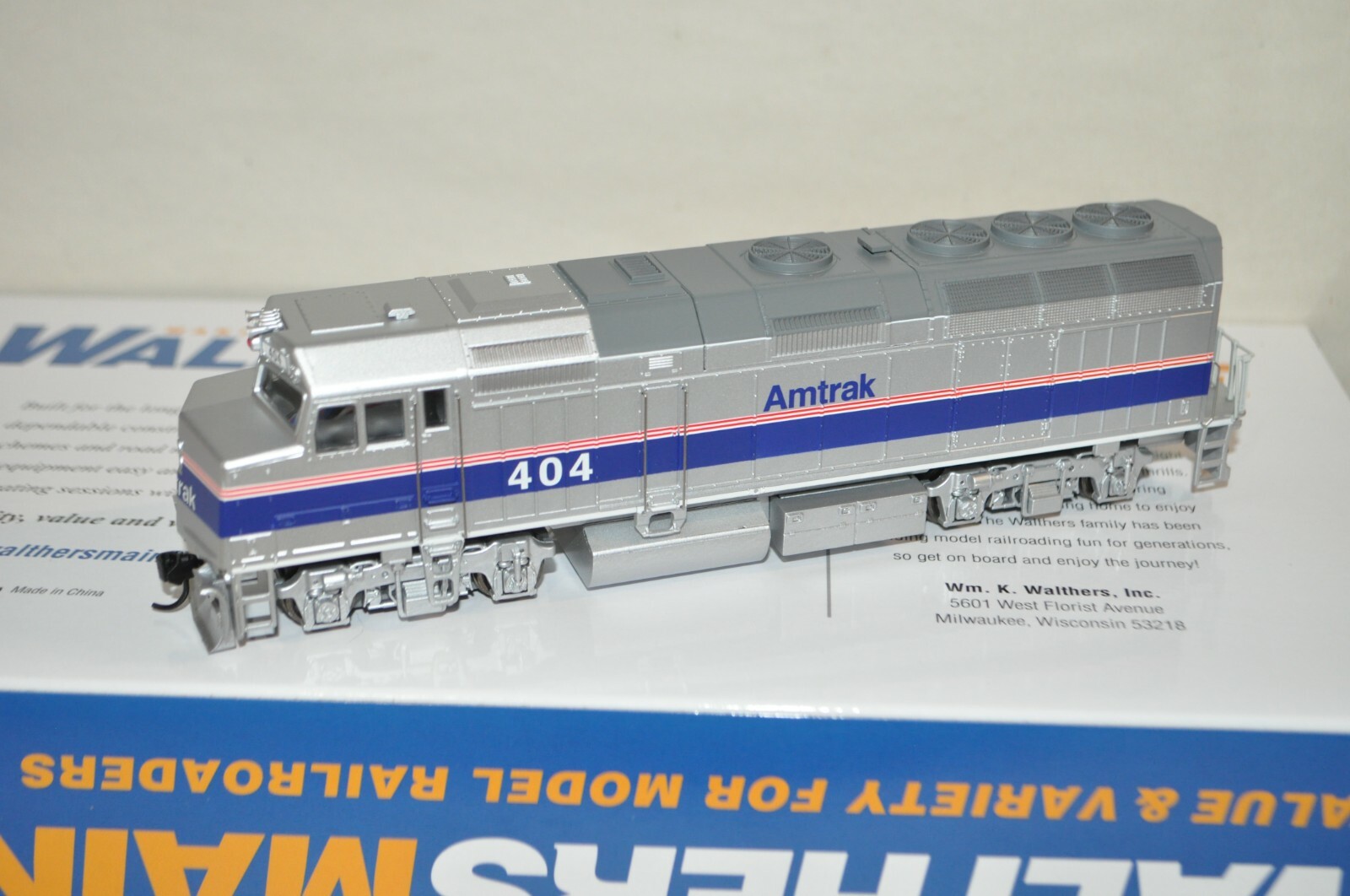 HO scale Walthers Amtrak phase 4 EMD F40PH passenger locomotive train DC #404