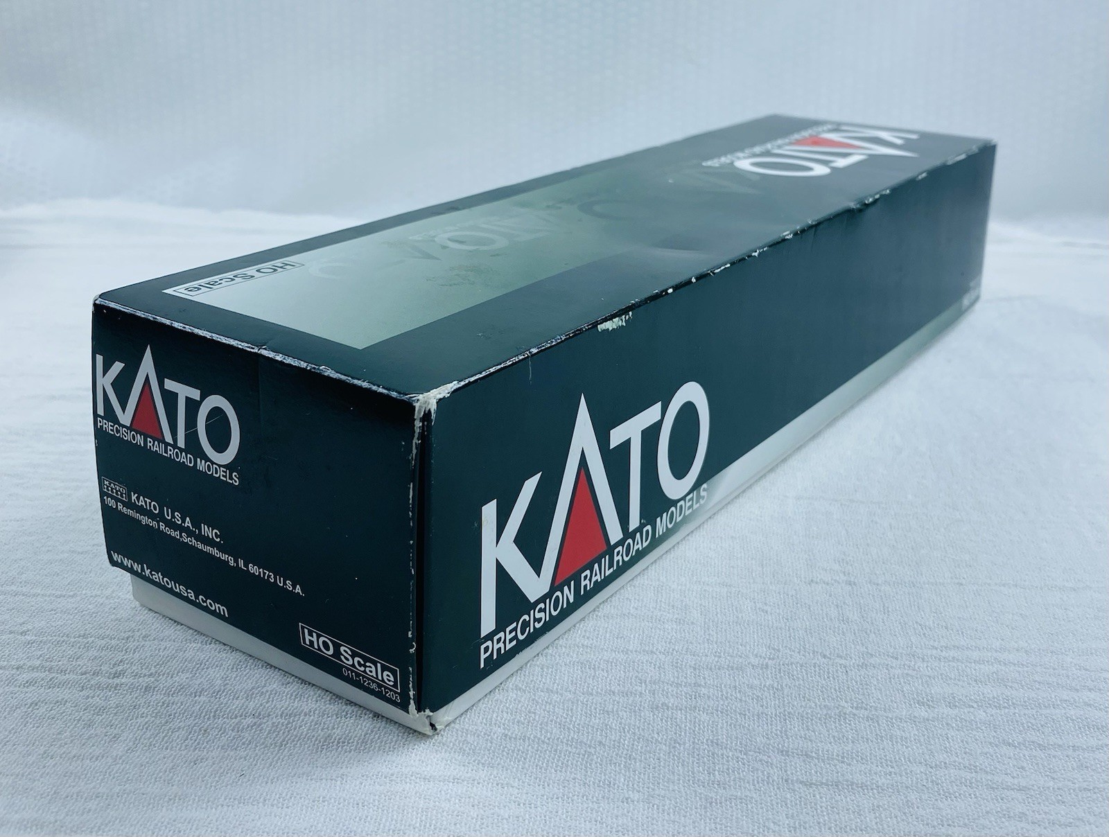 Kato HO Scale 37-3021 with DB EMD GP35 Phase Ia AT&SF Dress Blue 3301 Locomotive