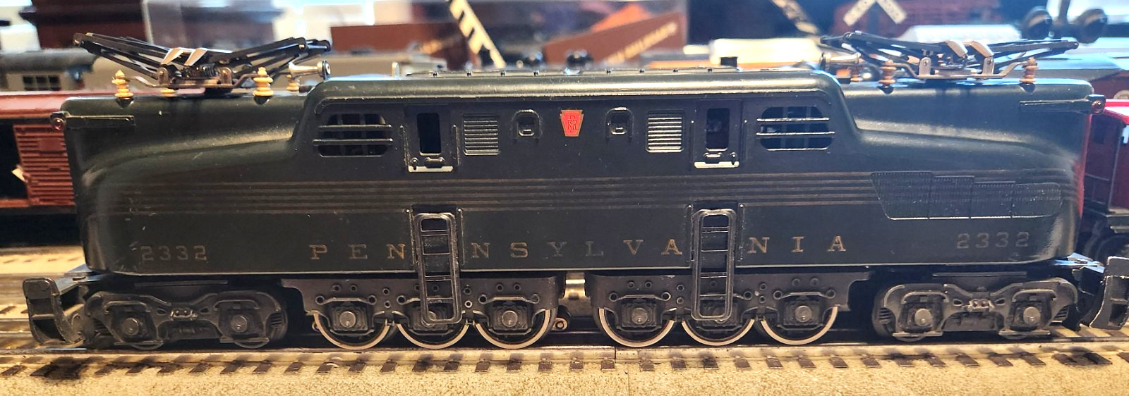 LIONEL POSTWAR 2332 GREEN GG1 IN GOOD CONDITION, CLEAN AND RUNS WELL.