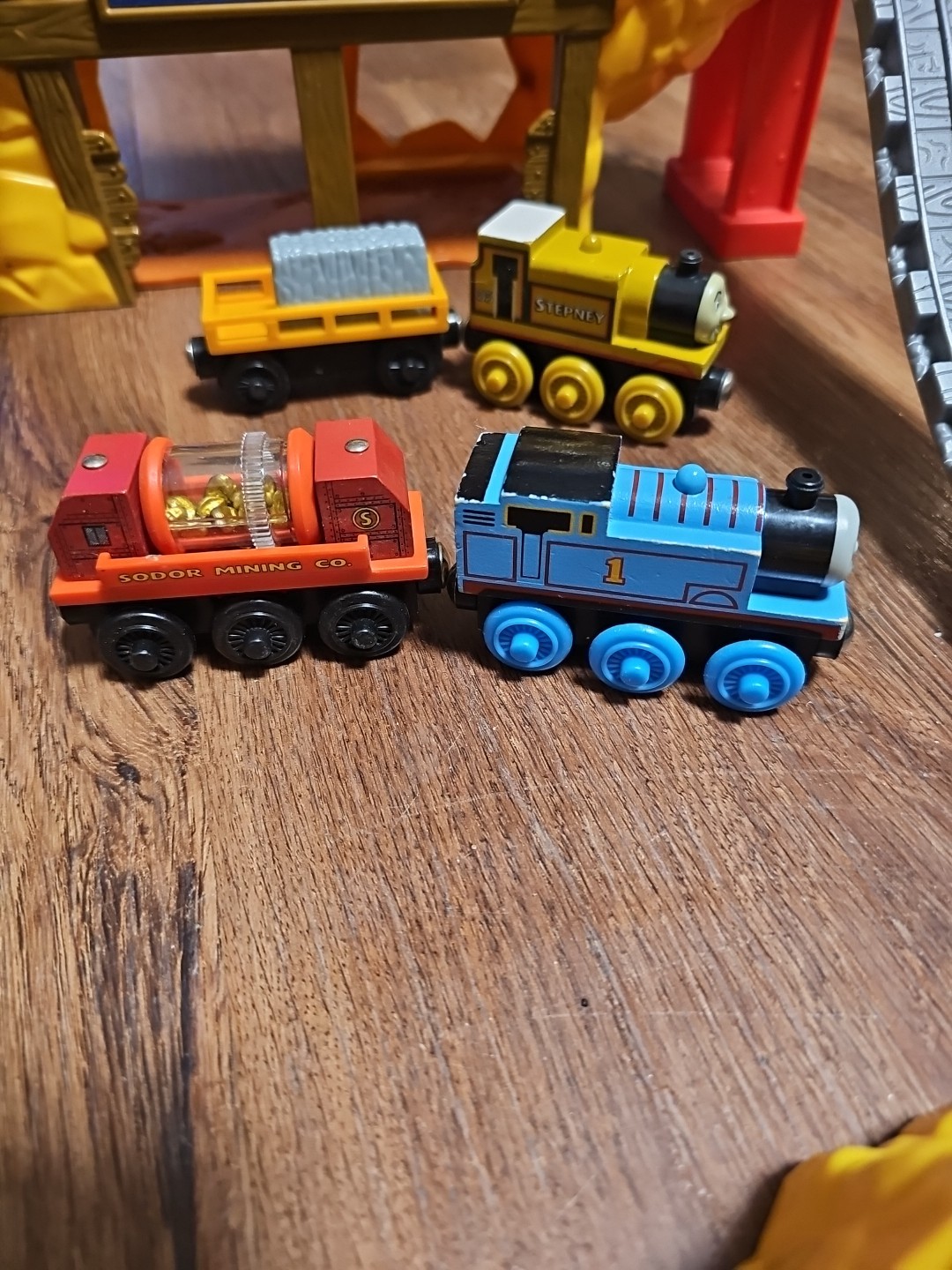 Thomas & Friends: Take Along Sodor Mining Co Rumbling Gold Mine (2010) + Trains