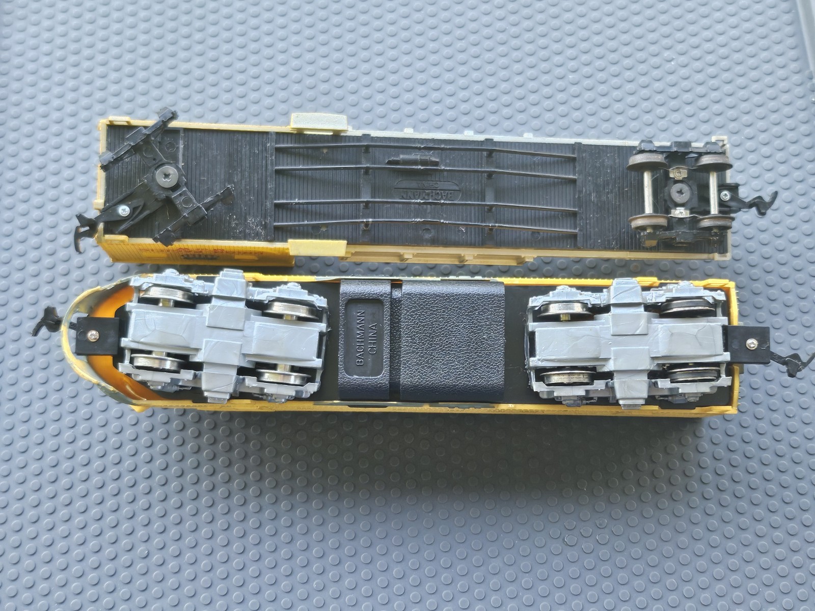 BACHMANN HO SCALE 1206 UNION PACIFIC F9 DIESEL LOCOMOTIVE & FLOODLIGHT CAR -read