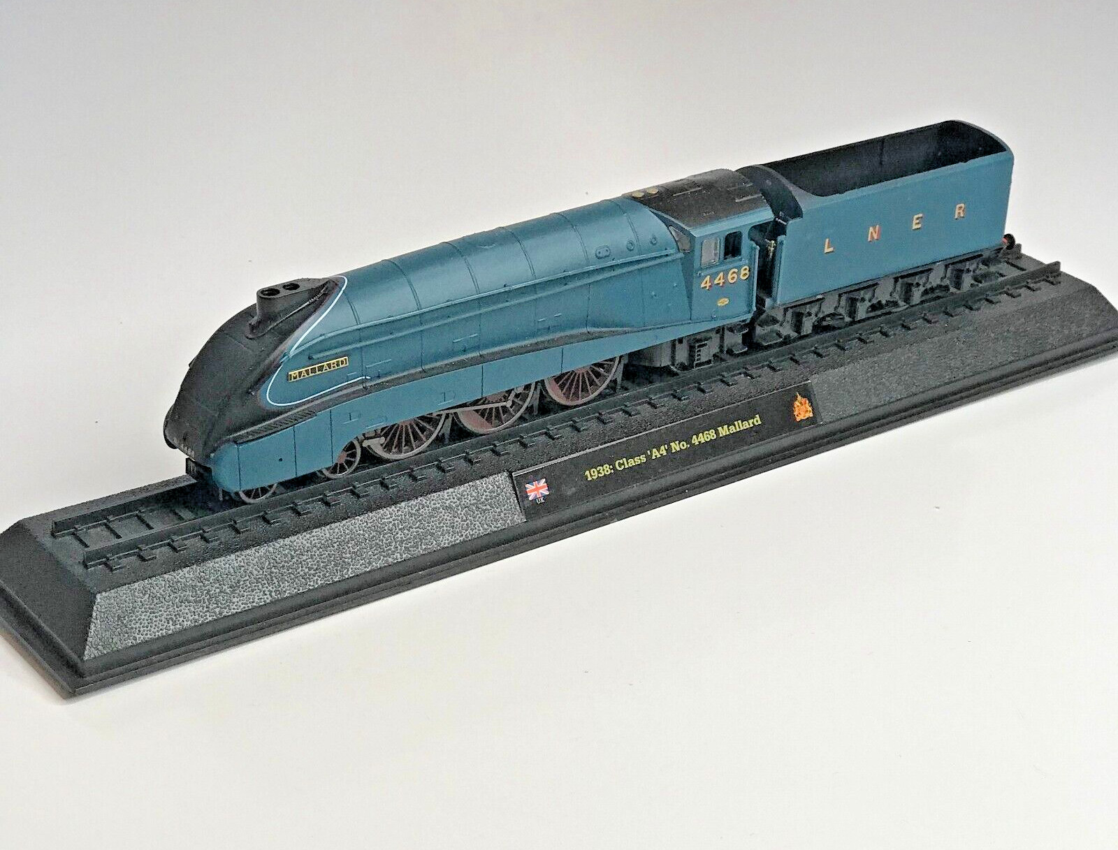 Vintage Mallard Model Plastic Train 1938 Class A4 No. 4468 On Stand