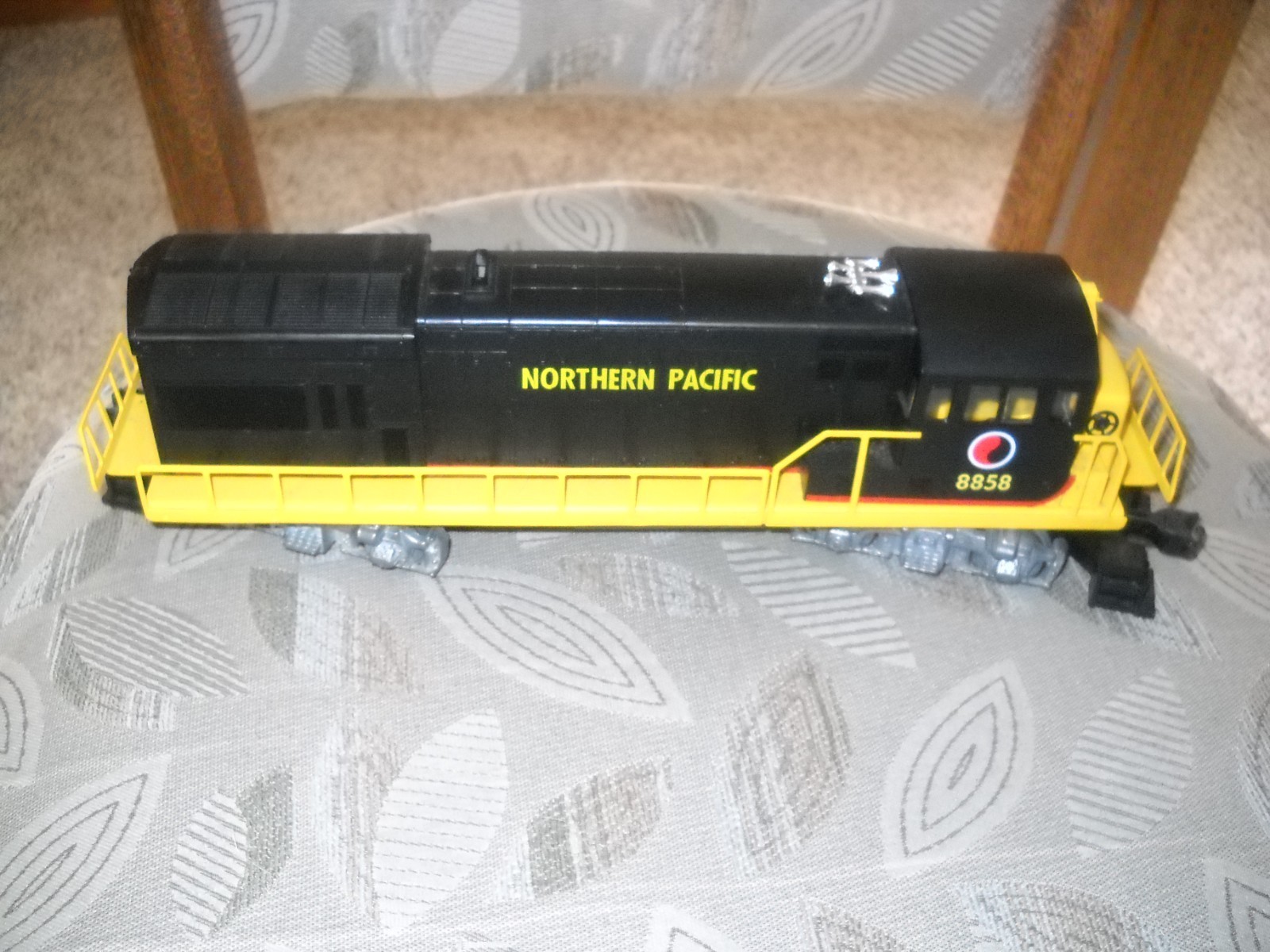 😎-LIONEL O GAUGE NO.8858 NON-POWERED DUMMY NORTHERN PACIFIC -DIESEL LOCO😎