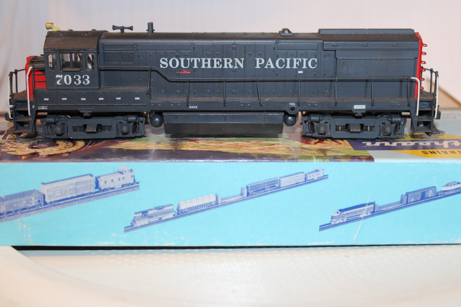 HO Scale Athearn, TE70-4S Diesel Locomotive, Southern Pacific, Gray #7033