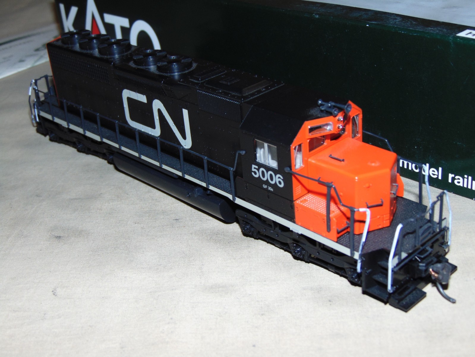 KATO HO 37-01M CANADIAN NATIONAL SD40 DIESEL WITH DCC + BOX