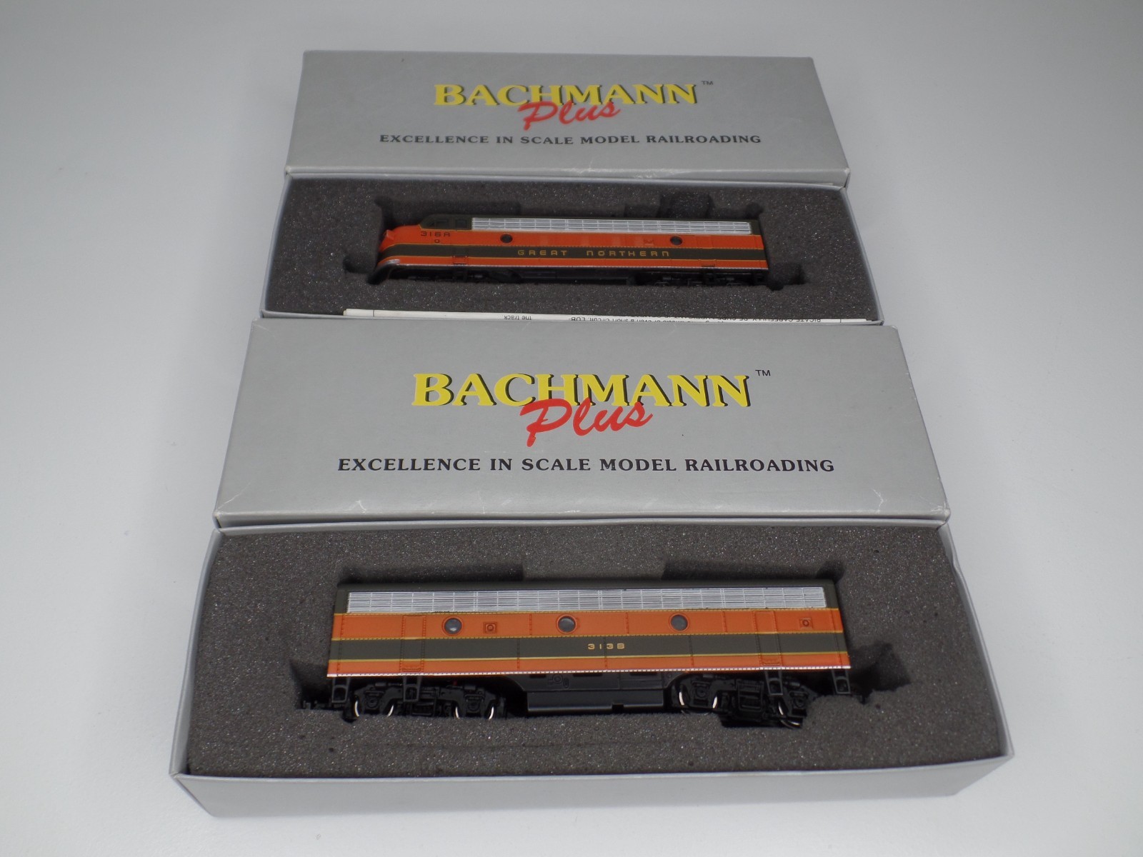 Bachmann Plus HO Scale 1:87 Great Northern #31209 EMD F7B #31207 EMD F7A Engines