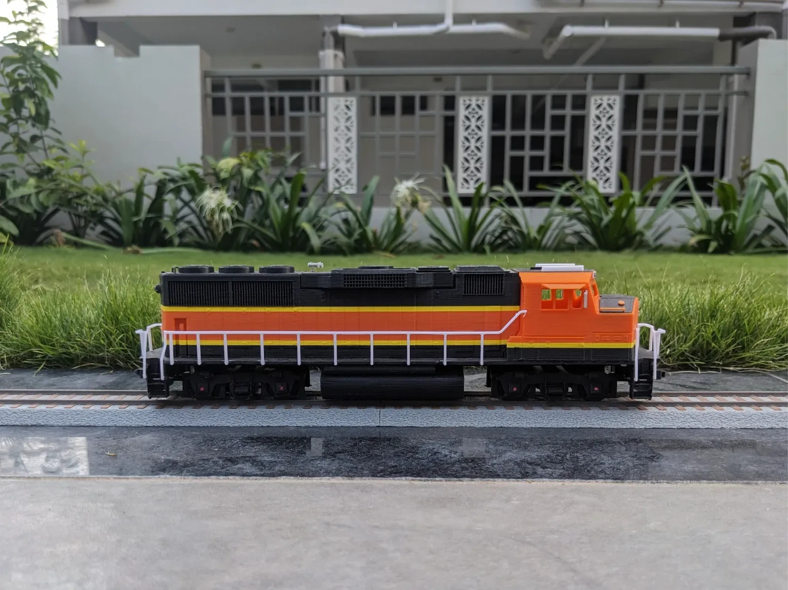 S‑Scale GP60AB Locomotive – Strong Plastic Model w/ Auto Coupler & Bogies