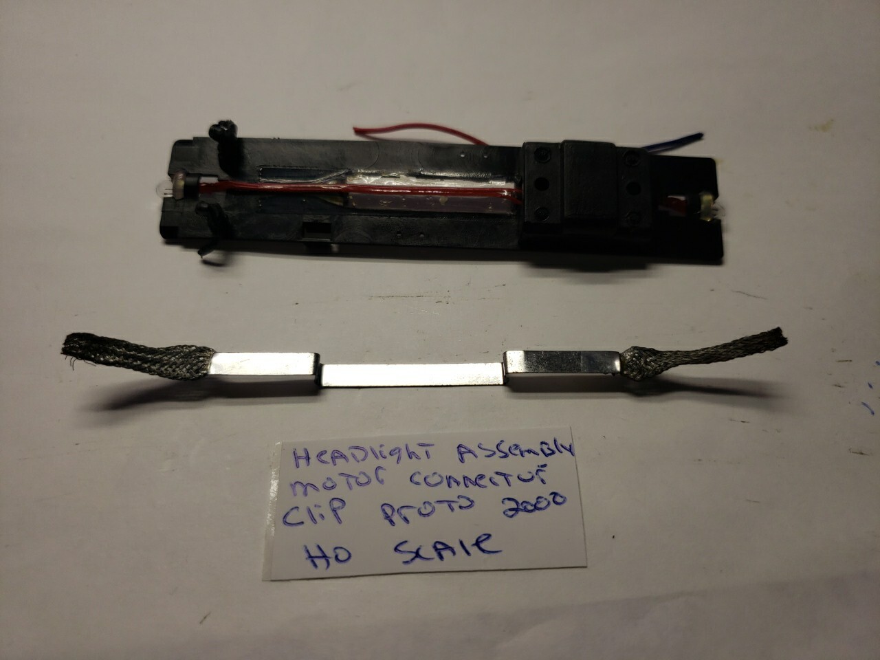 HEADLIGHT ASSEMBLY MOTOR CONNECTOR CLIP Life-Like Proto 2000 HO EMD BL2 PART