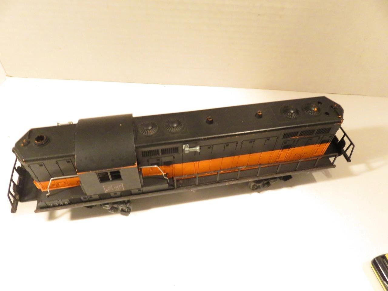 LIONEL POST-WAR TRAINS 2338 MILWAUKEE GP-9 DIESEL -RUNS FINE- FAIR- H1W