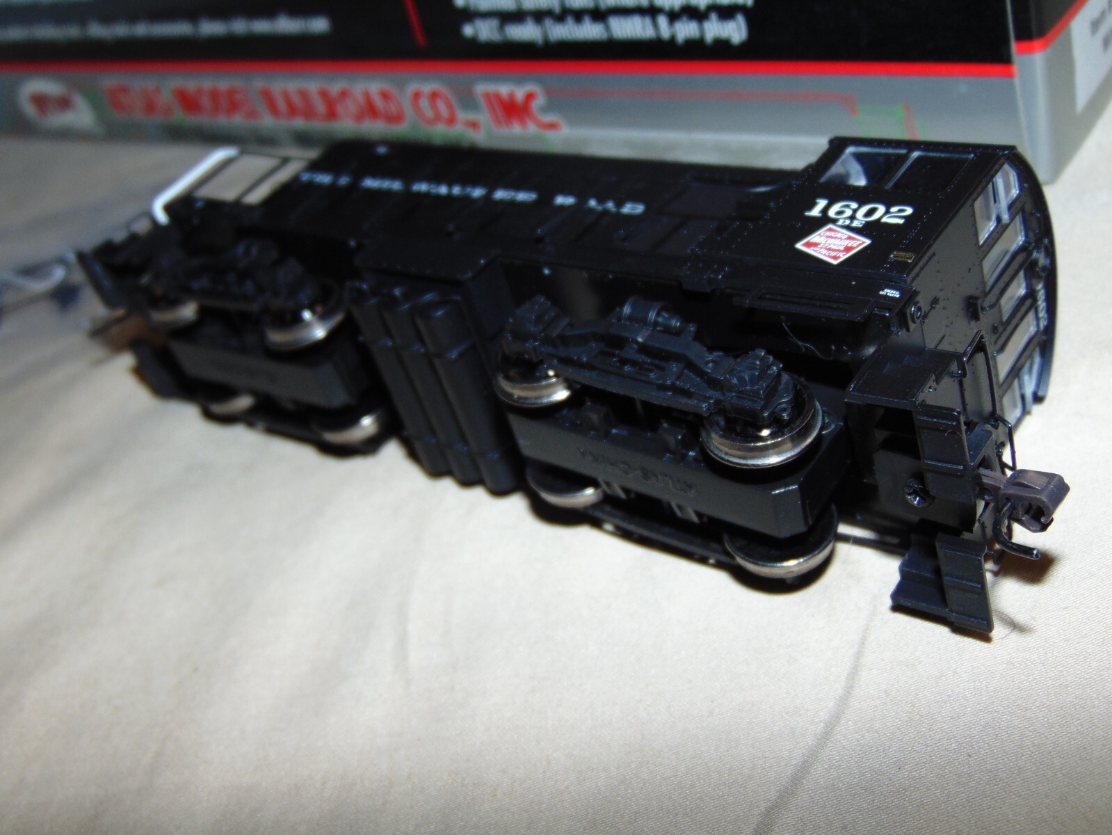 ATLAS HO SILVER 10 000 430 MILWAUKEE ROAD HH660 DIESEL IN ORIGINAL BOX..