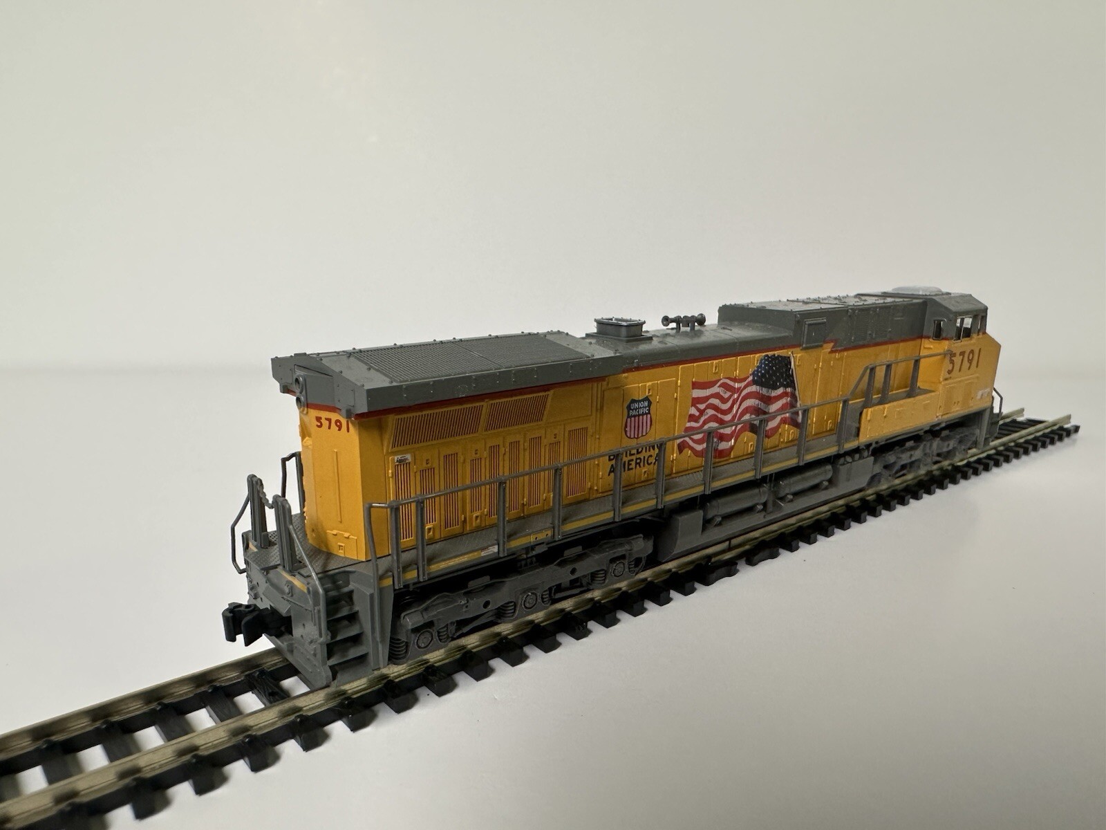 Kato N Scale – GE AC4400CW – UP # 5791 – Building America – With Flag – 176-7008