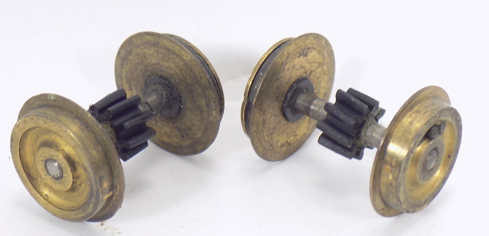 HO / UNBRANDED / 2 BRASS DRIVE WHEELS / SMALL PLASTIC GEARS / HTF PARTS