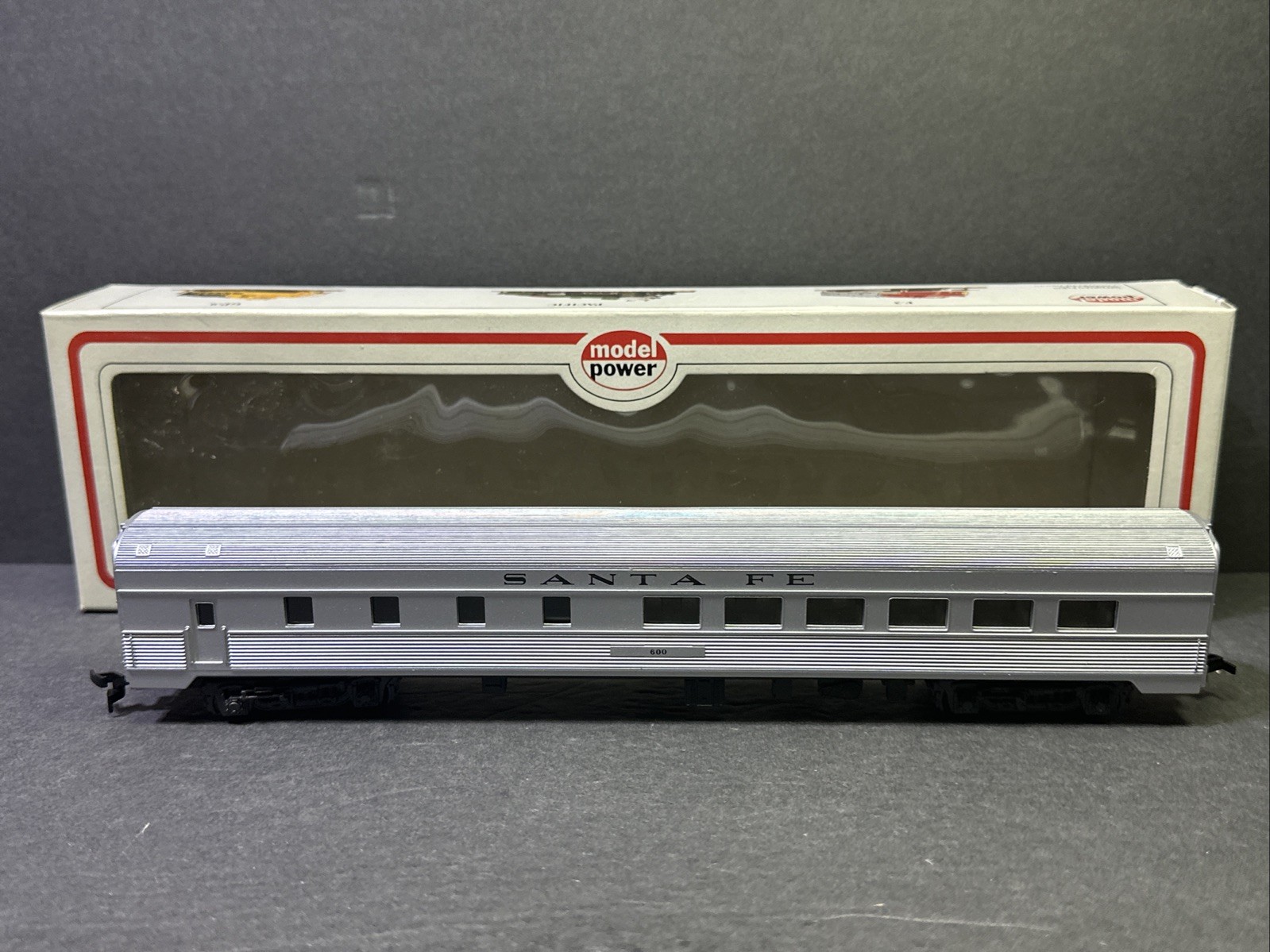 Model Power HO Scale Budd Passenger Dining Car 8862 Santa Fe Railroad Train Car