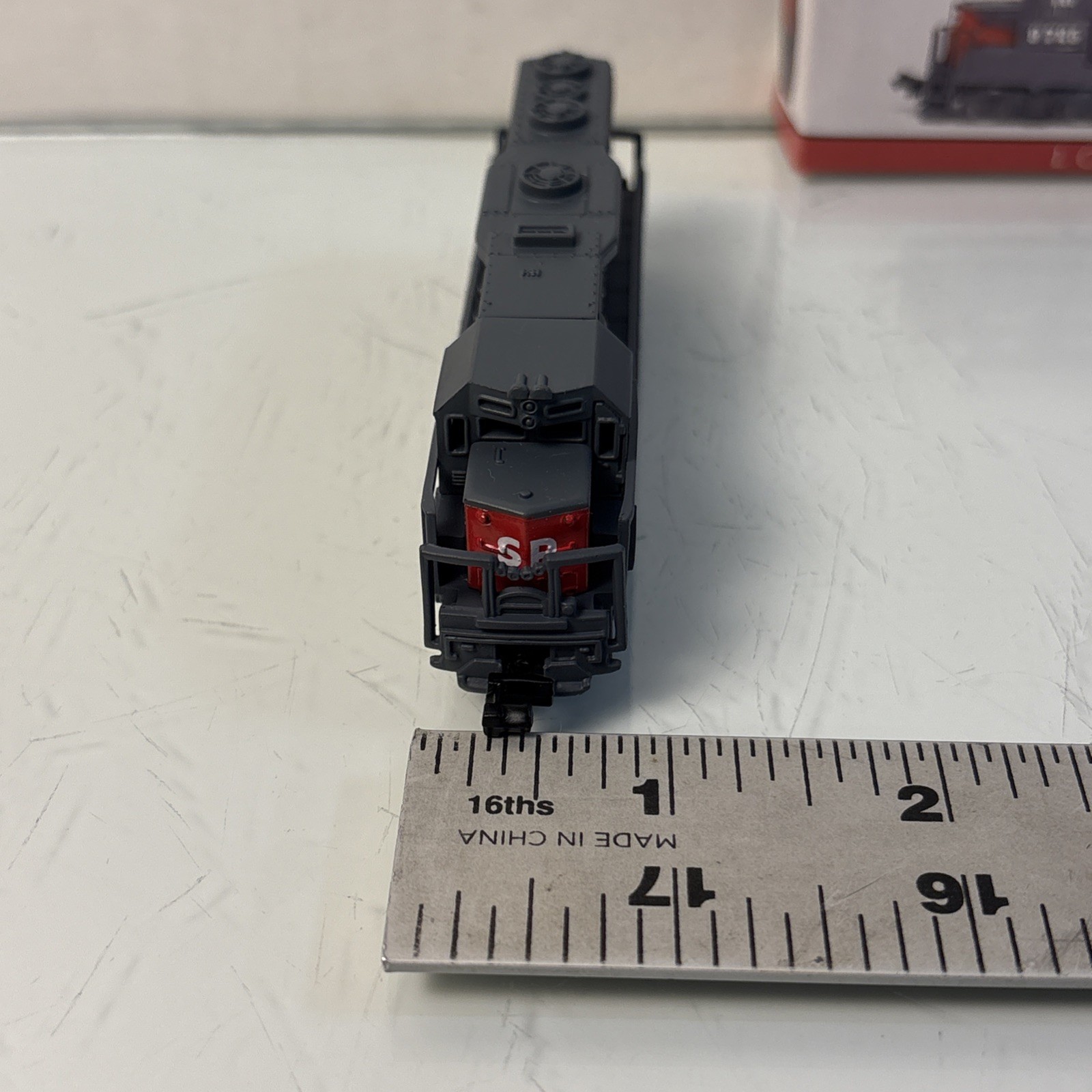 N Scale Southern Pacific 9725 Diesel Locomotive Caboose Box Railroad 3 Tracks