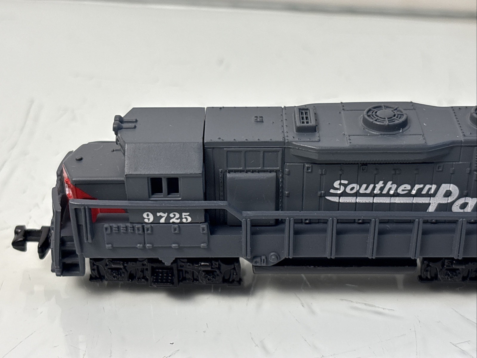 N Scale Southern Pacific 9725 Diesel Locomotive Caboose Box Railroad 3 Tracks