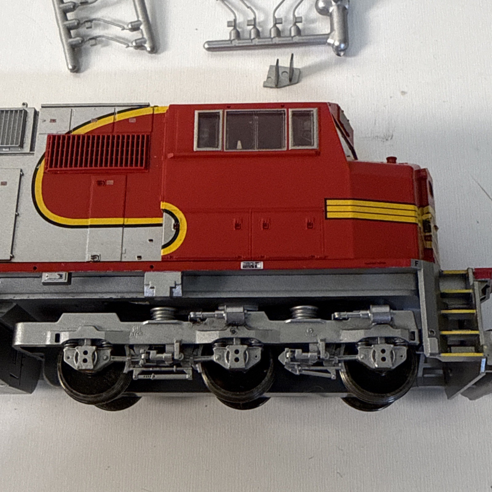 ATHEARN / GENESIS # G6135~ BNSF SD75M POWERED LOCOMOTIVE # 8270 ~HO SCALE