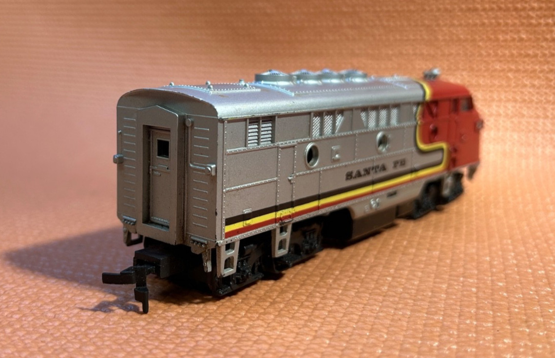 Santa FE HO Diesel LOCO/Locomotive 8WD Red Yellow Silver WORKs lot D-3-1 bin2