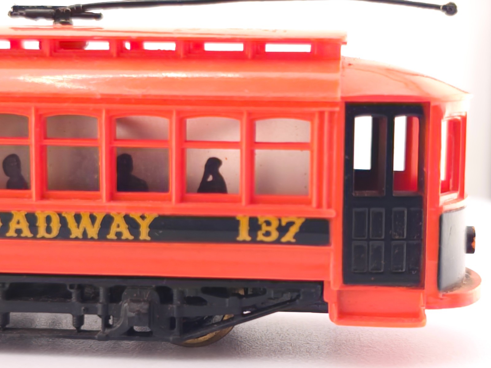 *READ* Tyco HO Scale Broadway Trolley Car #137 Model Railroad Train Car RUNS