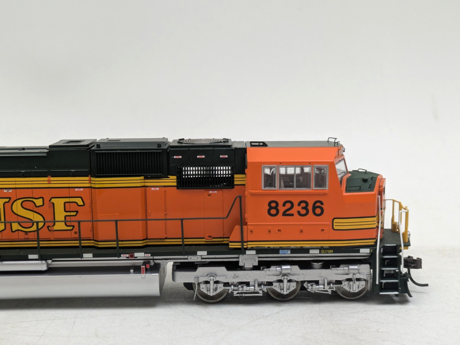 Athearn Genesis G6175 HO BNSF Premium Heritage Diesel Locomotive SD-75M #8236