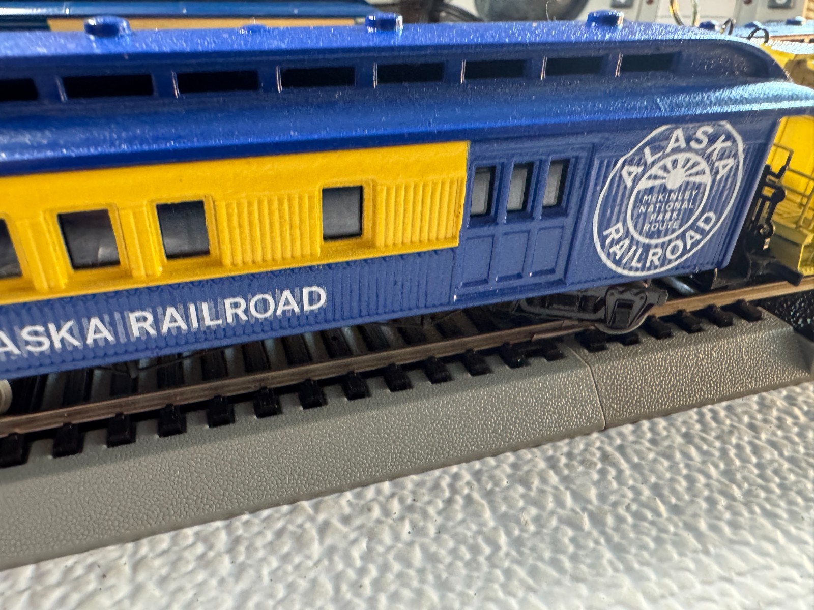 🚂 HO BACHMANN CUSTOM PAINTED ALASKA PASSENGER SET, TRACK,DCC CONTOLLER 💥 H4005