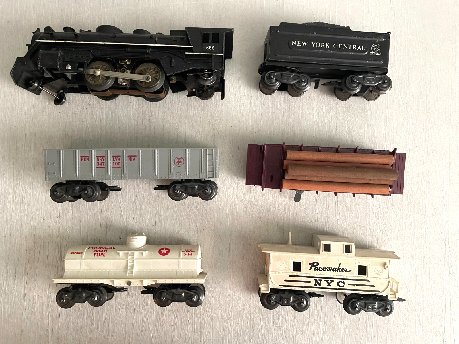 Marx Post-War 027 Gauge #666 Loco w/Tender and Freight Cars Lot of 6 Items