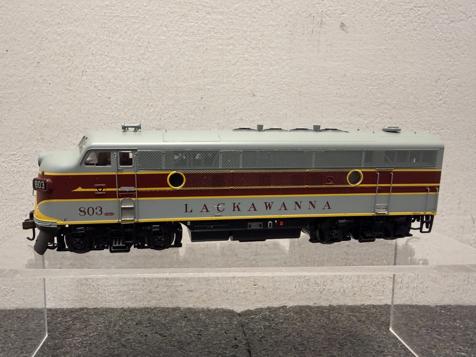 Athearn HO G2031 Lackawanna EMD F3A Phase 2 Diesel #803-C – DCC Ready
