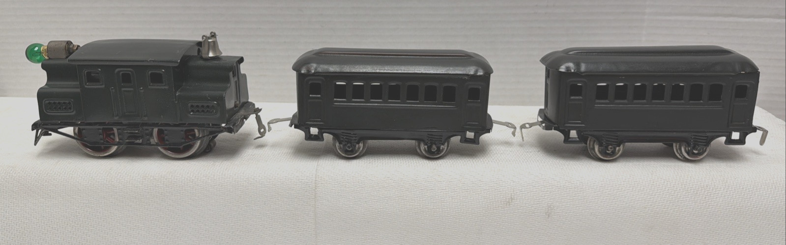 LIONEL PREWAR O-GAU. 150 NYC LINES LOCOMOTIVE WITH (2)600 PULLMAN CARS -RESTORED