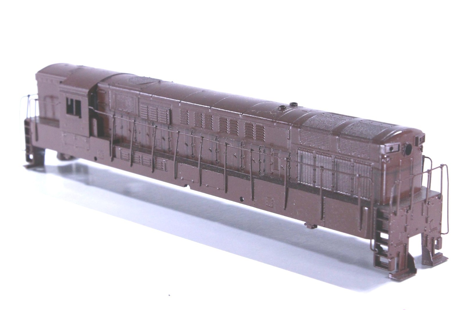 HO Athearn Undecorated Brown FM H-24-66 Trainmaster Shell +Handrails Dmgd Ftbrd