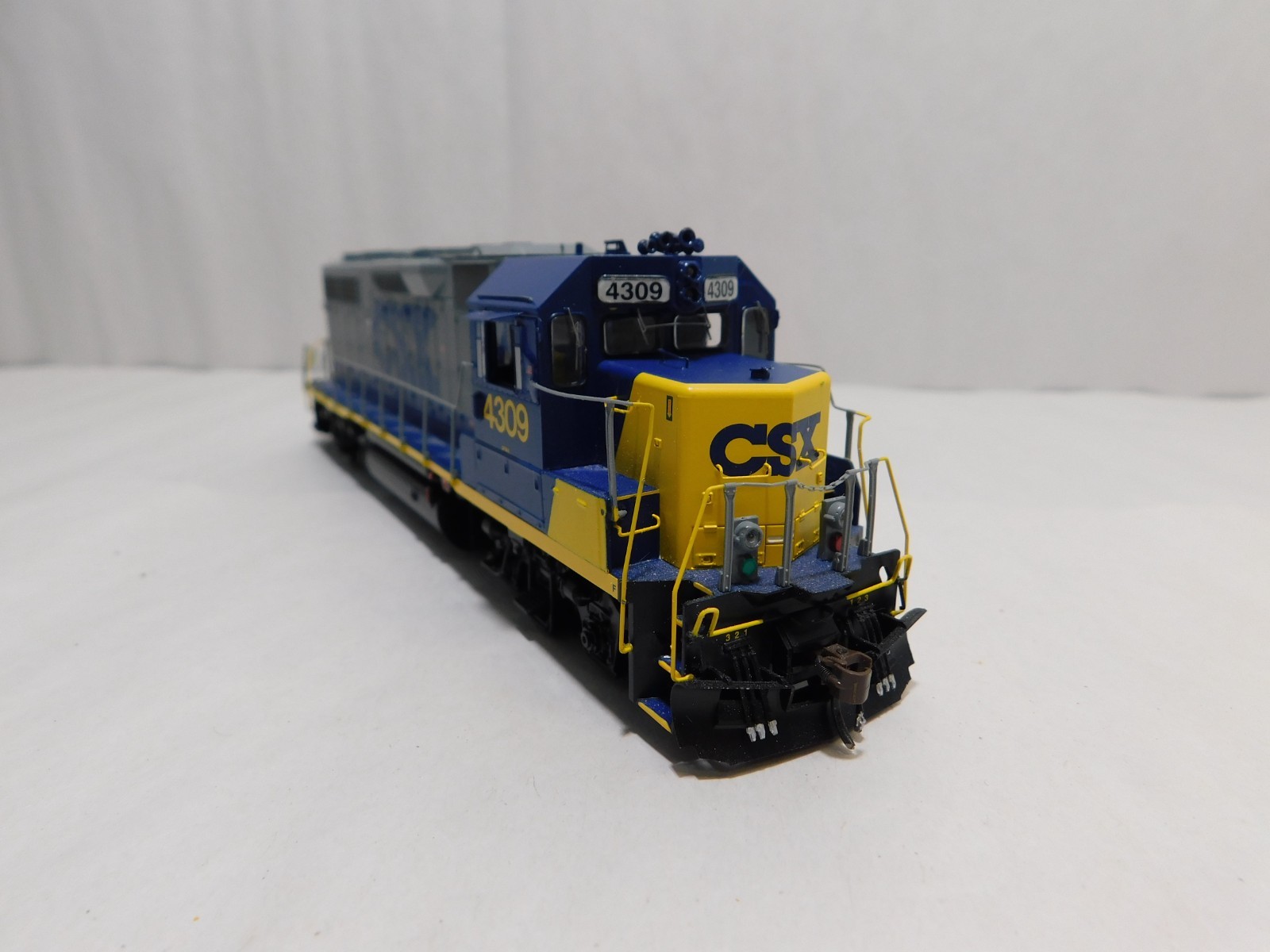 Athearn Genesis ATHG65636 HO Scale GP39-2 Phase 1 Diesel Locomotive, CSX #4309