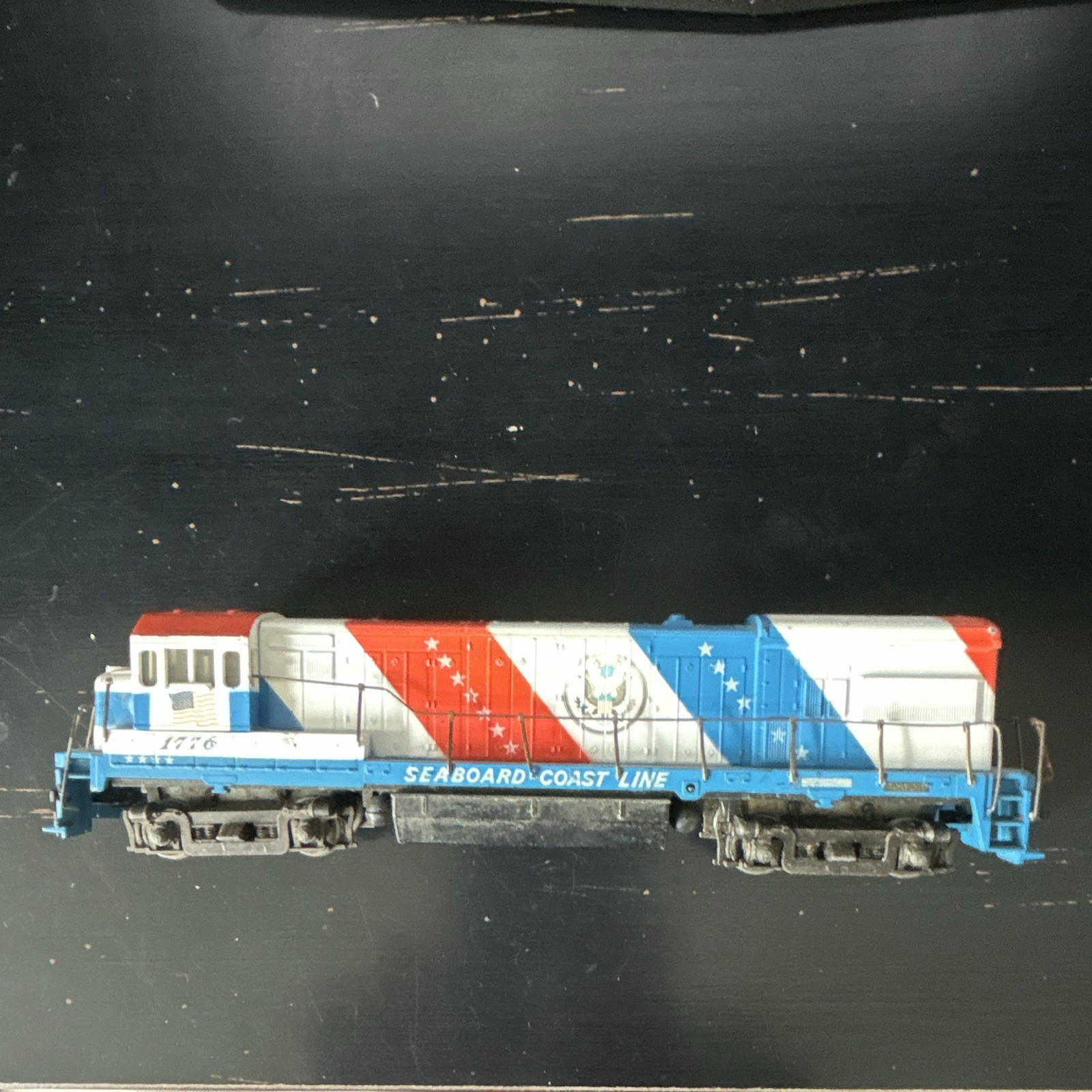HO Seaboard Coast Line Diesel Locomotive 1776 DC Analog Bo-Bo Blue/White/Red
