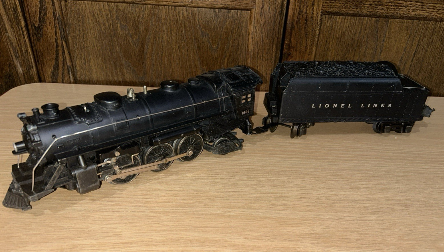 Lionel 1666 LOCO AND 2666T TENDER IN VERY GOOD CONDITION, VERY CLEAN!