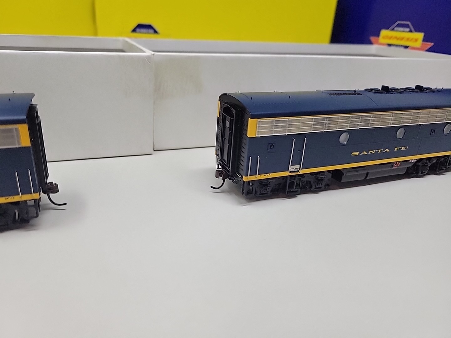 HO Scale Athearn Genesis 0G2502A ATSF Santa Fe F3 A/B Diesel Locomotive Set