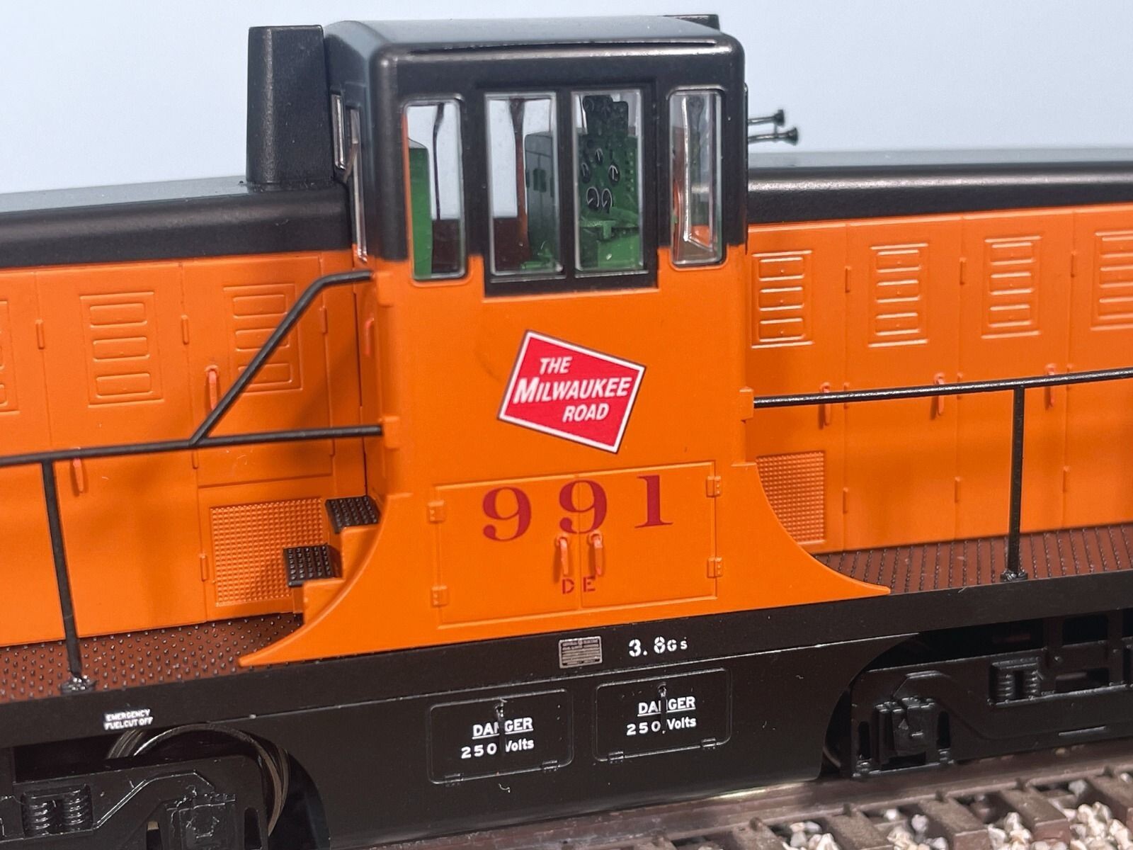 Rapido HO 48010 HO GE 44 Tonner (DC/Silent): Milwaukee Road: #992
