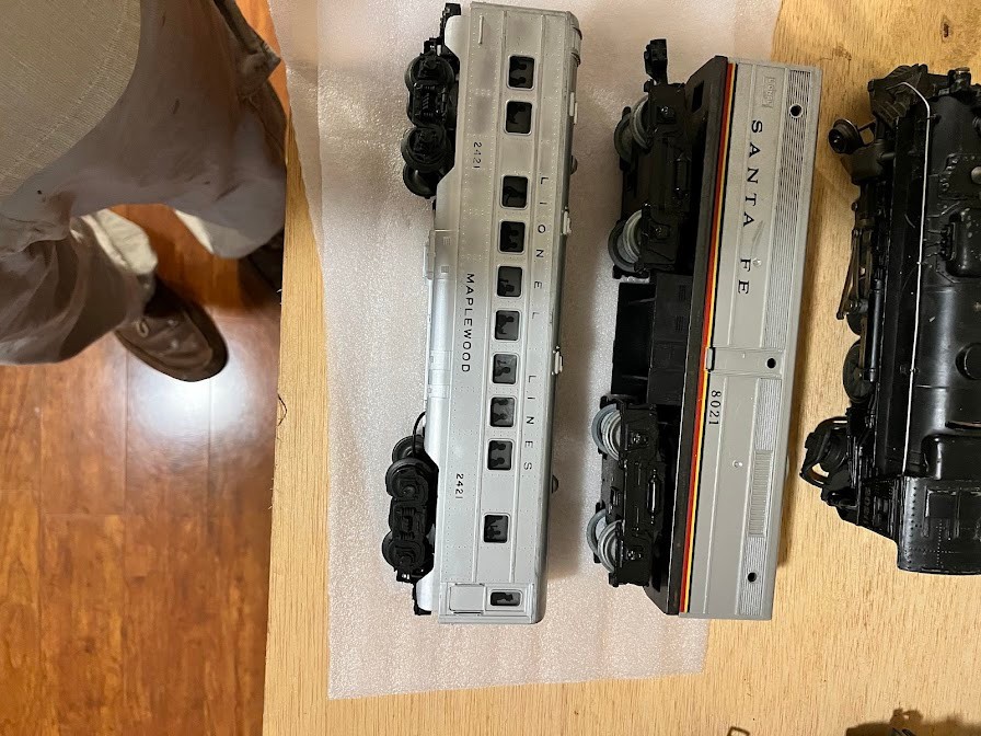 Lionel Train Set, Engine 2026, 027 Good condition