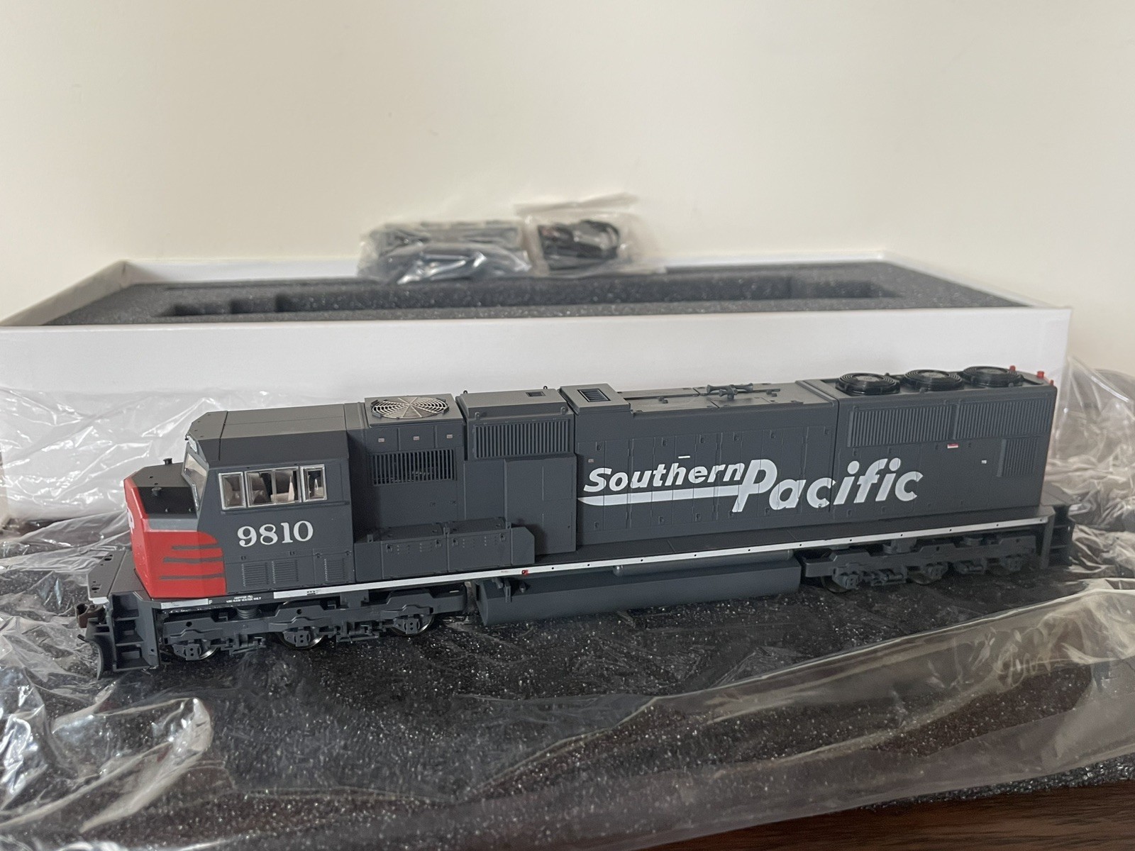 HO ATHEARN GENESIS G6126 SD70M SOUTHERN PACIFIC SP # 9810 – New In Box