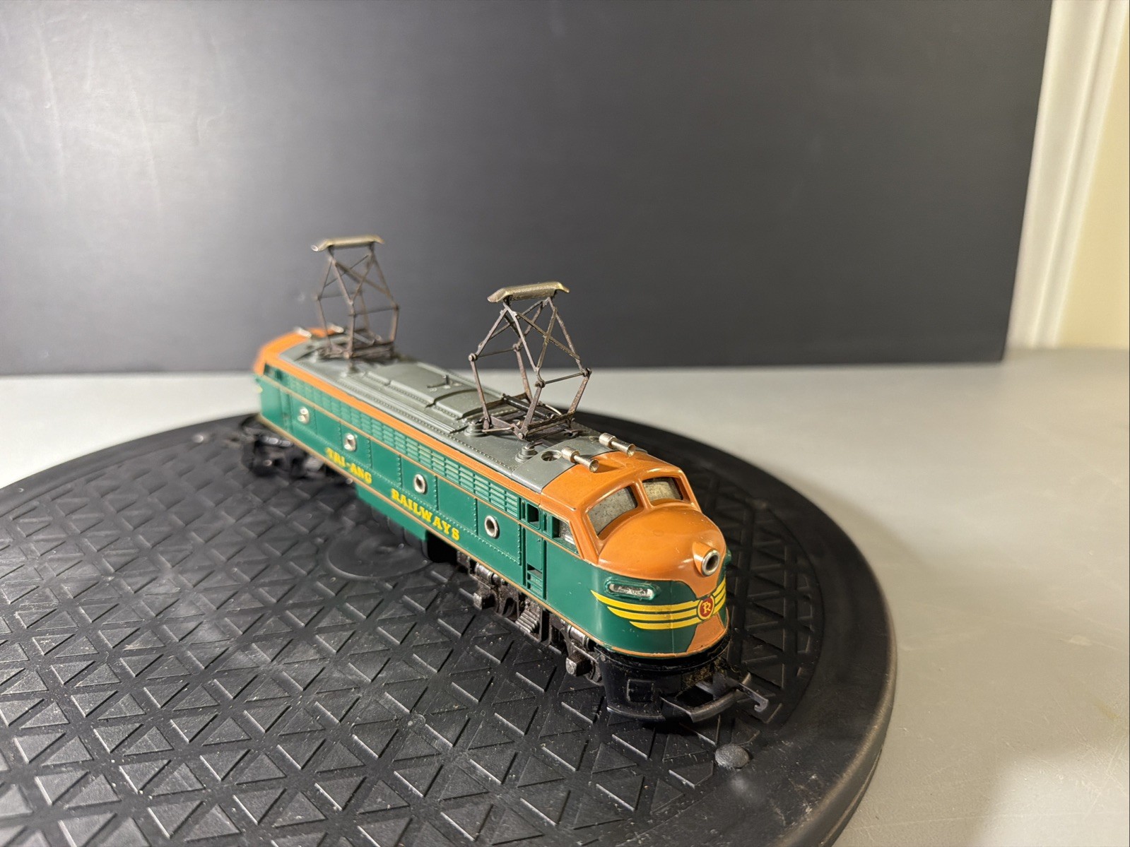 TRIANG RARE R.257 TWO TONE GREEN LOCO WITH BOX. F.3