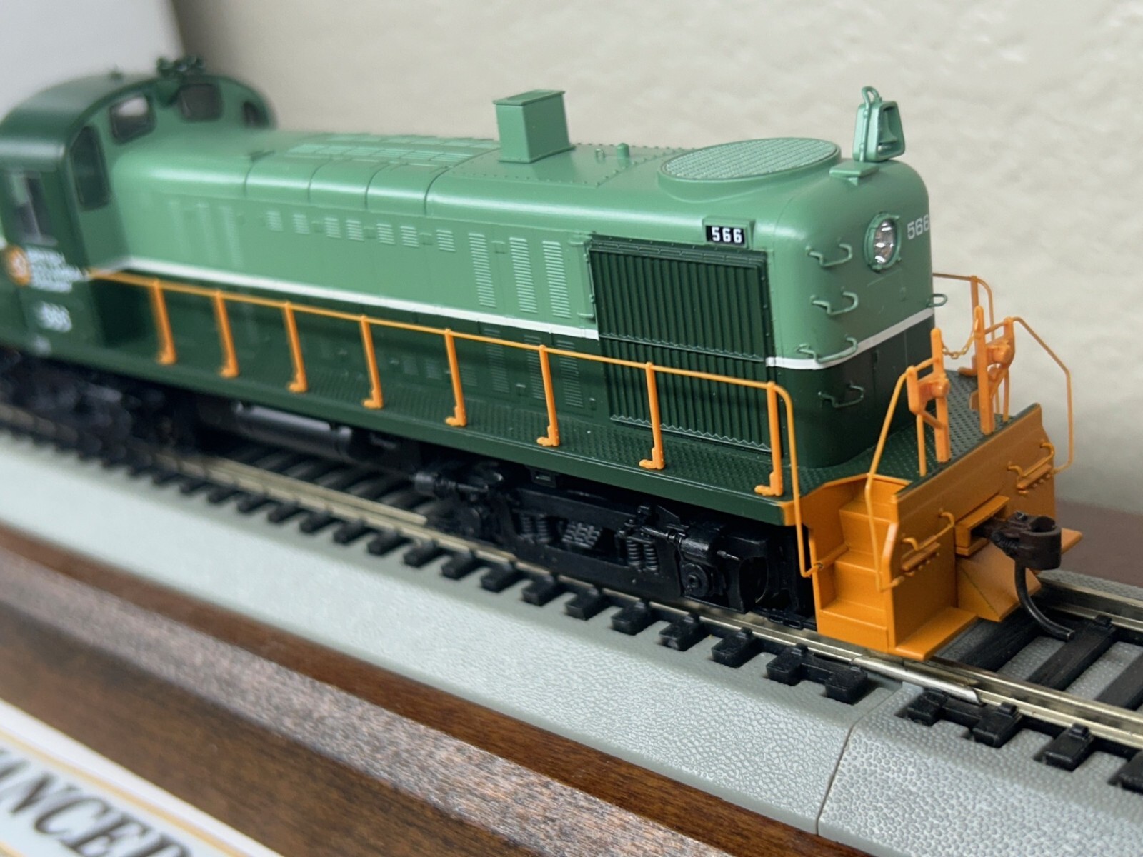 BRITISH COLUMBIA RR – ALCO RS3 ROAD SWITCHER LOCO DC/DCC Ready HO Scale NEW OOP