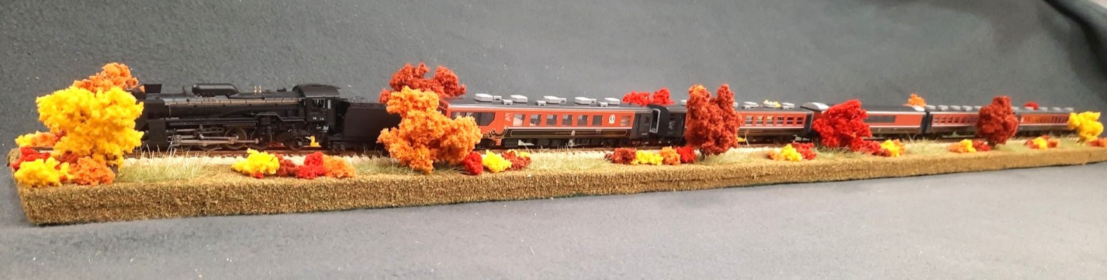 N SCALE 36″ -“FALL FOLIAGE SCENE” DISPLAY DIORAMA – FOR ANY N SCALE TRAINS